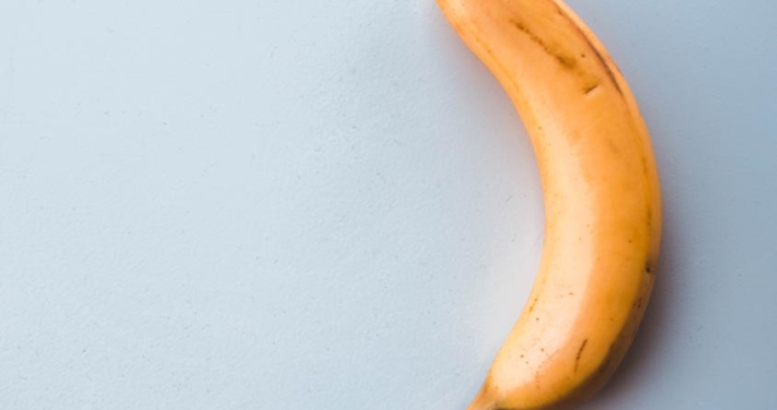 Moden banan på grå bakgrunn