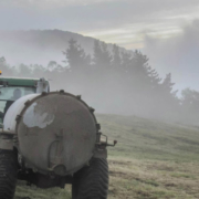 traktor sprer gjødsel på jordet