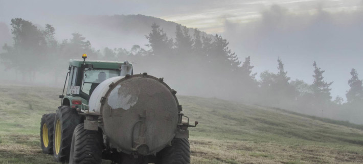 traktor sprer gjødsel på jordet